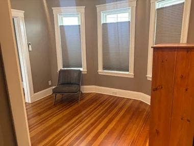 One room, small office, own balcony Main Photo
