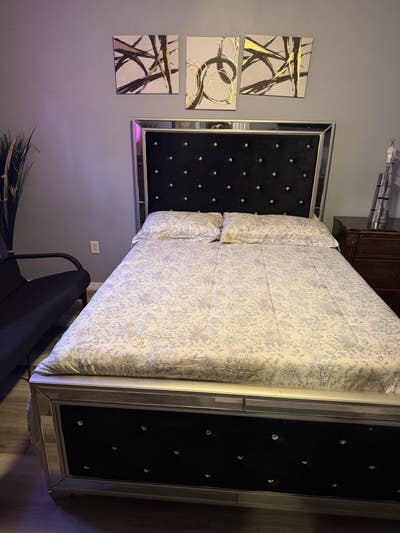 Private furnished bedroom , bathroom and kitchen f Main Photo