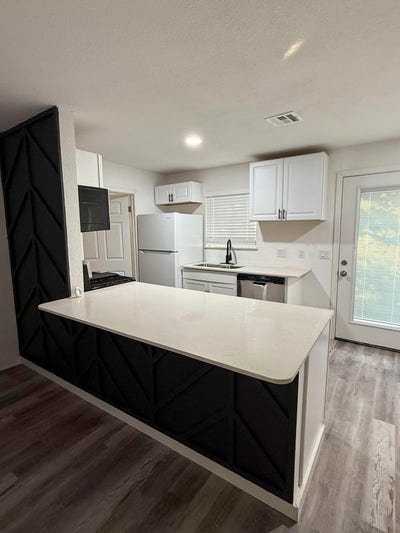  Renovated East Austin Rooms for Rent | No MoveIn  Main Photo