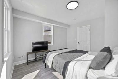 Fully Renovated Close to waterfront parks and fis Main Photo