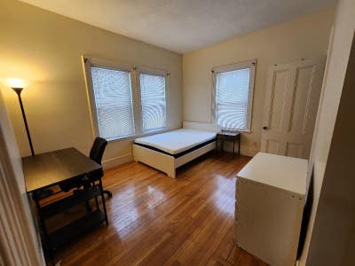 Prime LocationLarge RoomUtilities Included Main Photo
