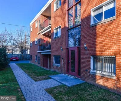 Beautiful Renovated 1 Bedroom near metro and attra Main Photo