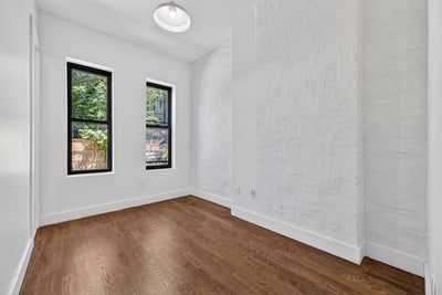 Private bath king rooms in a Duplex with backyard! Main Photo