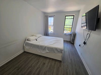 Huge room available prime area! Main Photo