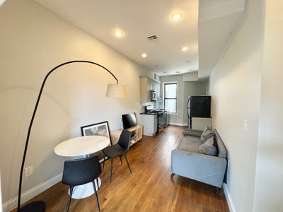 Rooms available in 4br, Laundry, Central air/heat  Main Photo
