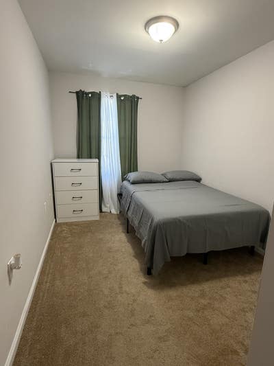     Bright Room in Clean, Quiet TownHome Main Photo