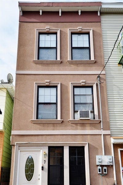 Apartment Available near Logan Ave Main Photo
