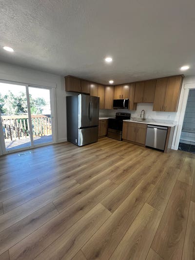 Private 1 bed 1 bath apartment above garage. Separ Main Photo