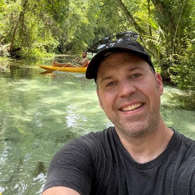 Professional Male seeks a small or large room Main Photo