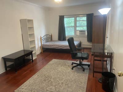 Large Room in Ideal Location Main Photo