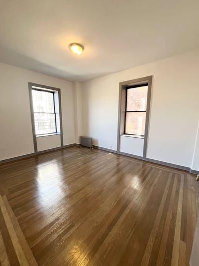 King Size Room Next to 1Train on 157 Street Main Photo
