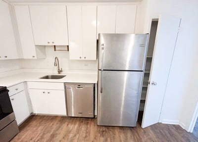 Roommate needed in 2B 2B apartment at West End. Main Photo