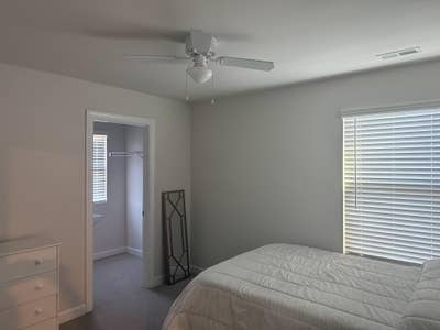 Seeking professional roommates furnished/unfurnish Main Photo