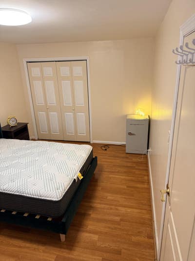 Large sunny room in a safe tree lined neighborhood Main Photo