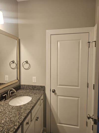 Room for rent in 4bed/2.5 bath Main Photo