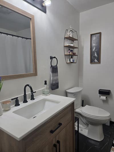 Room in cozy, yet spacious home! Main Photo