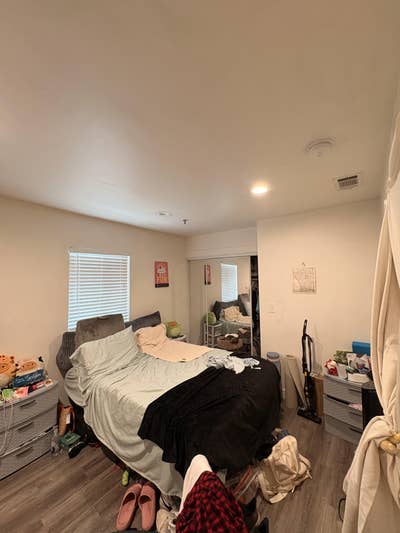 Filling 1 bed w/ bathroom in East Hollywood Main Photo