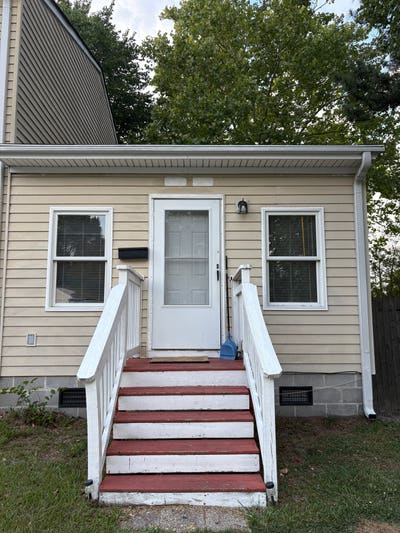 Small townhouse private entrance in two rooms  Main Photo