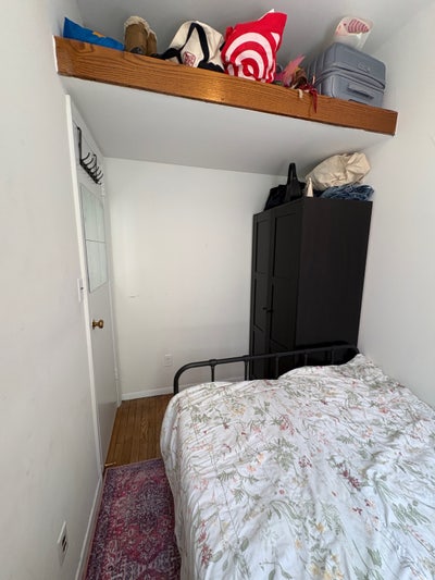 Seeking female roommate in sunny UES 2b1b apt Main Photo