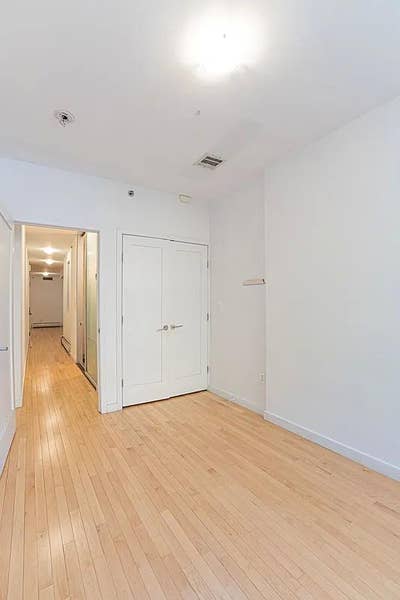 Cozy, unfurnished room with private full bathroom! Main Photo