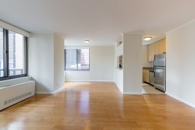 Bright & Spacious Apartment Near Times Square Main Photo
