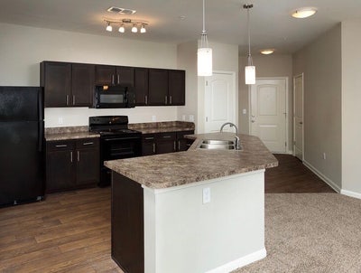Looking for a roommate to occupy one of my rooms Main Photo