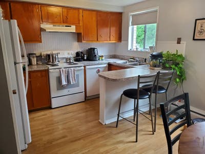 Looking for a friendly & clean roommate Main Photo