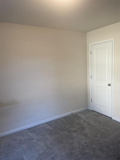 Small bedroom with front view Main Photo