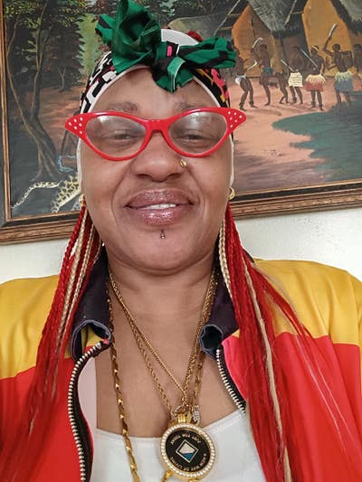 Am a grandma you don't have to worry about them th Main Photo