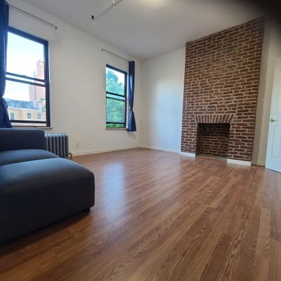 $1,840 Semi studio in killer location of Greenpoi Main Photo
