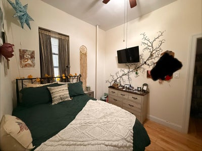 Private Room Uptown with Office Space Main Photo