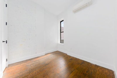 Bright room // AC // d’washer // roof access Main Photo