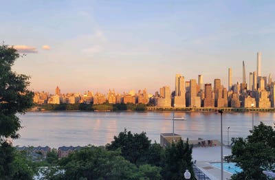 Large room in new apartment with NYC skyline view Main Photo