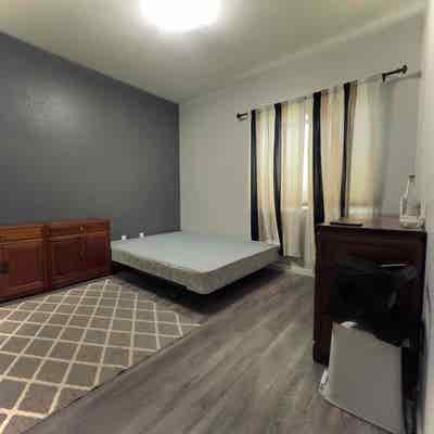 Mid Wilshire room with parking Main Photo