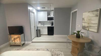 Cozy Studio w Private Entry, Kitchen & Bath Main Photo