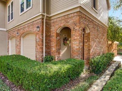 Beautiful Addison area condo with 1 Car Garage! Main Photo