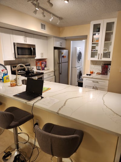 Beautiful, large guestroom, private bathroom Main Photo