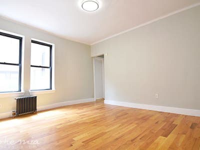 *Classic 1923 Pre-War 2-Bedroom Sublease in Inwood Main Photo