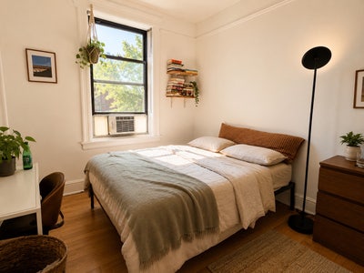 Female roommate - well lit room in Clinton hill  Main Photo