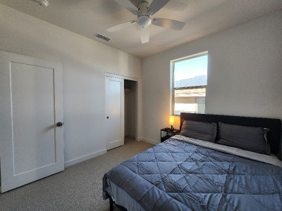 Spacious Bedroom with Shared Bath in University P Main Photo