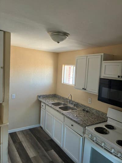 Great looking 1 BR 1 bath apartment wpatio upstair Main Photo
