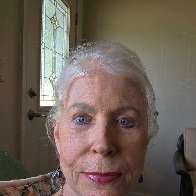 Tidy Quiet Mature Woman Main Photo
