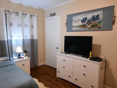 Spacious guest room for rent Main Photo