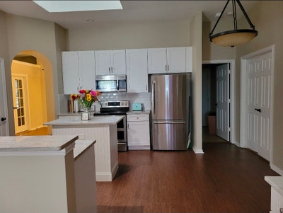 Spacious Room for Rent in Amenity-Rich Community Main Photo