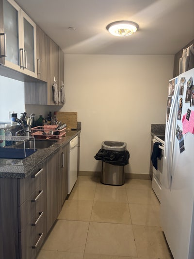 Looking for roommate 2bed/2bath lease or sublease Main Photo