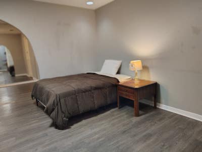 Extra Large Guest Bedroom Cozy & Fully Furnished Main Photo