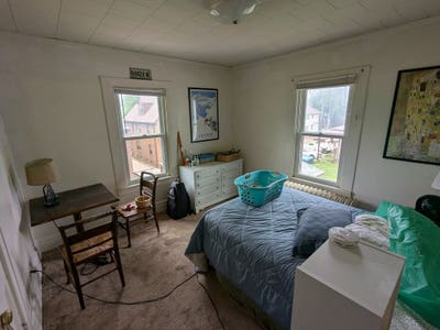 StudioEfficiency apartment with lots of light.   T Main Photo