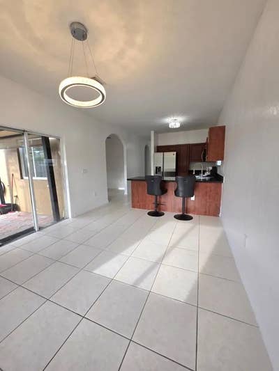 Room for Rent in 3 bedroom, 2 bathroom houseous Main Photo