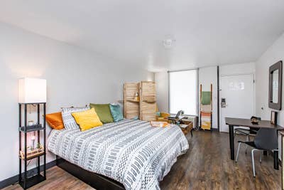 Studio Unit! Live alone in this comfy, convenient, Main Photo