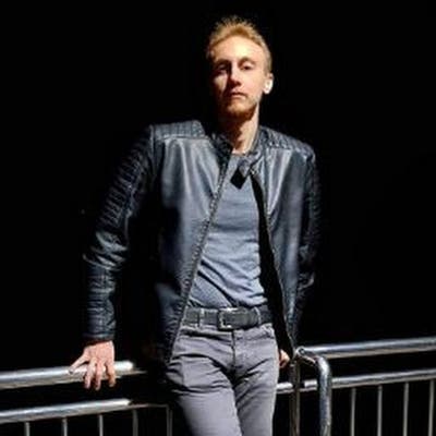 Professional Male seeks a small or large room Main Photo